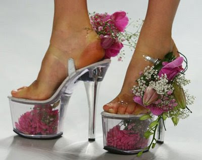 101 idee regalo per chi vi sta sul culo - Pagina 6 Flower shoes via internationalflowerspy.blogspot.com2